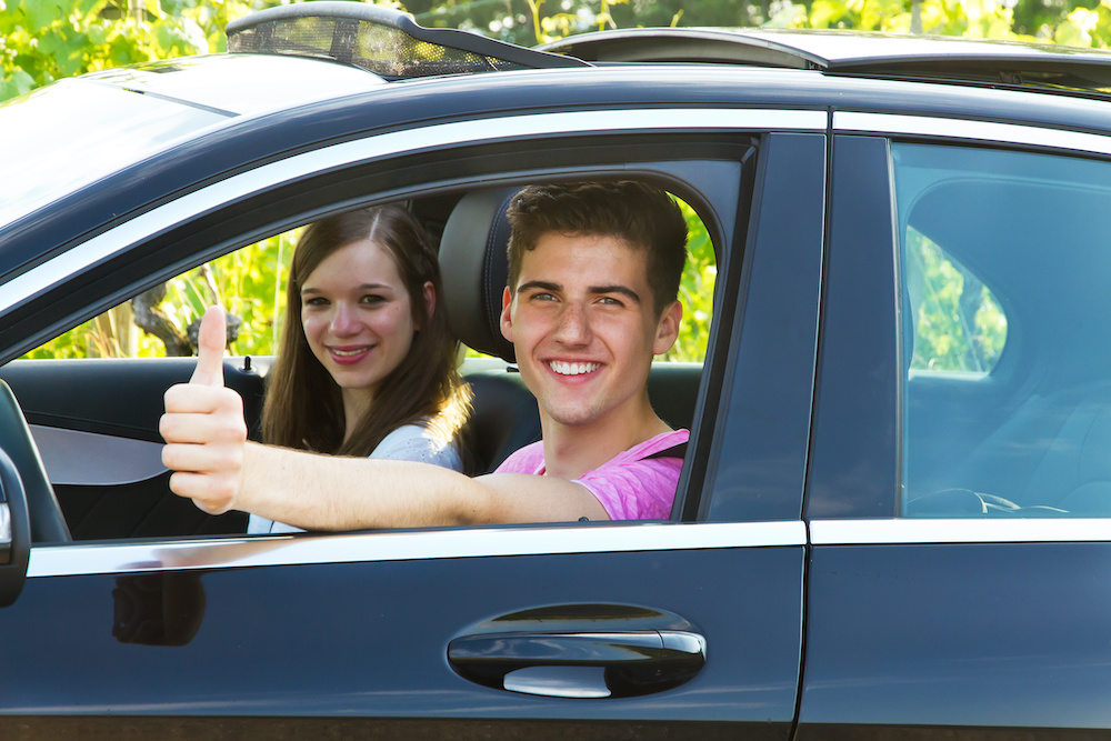 Junges Paar im Auto Discover Invisalign Teen in Charleston SC